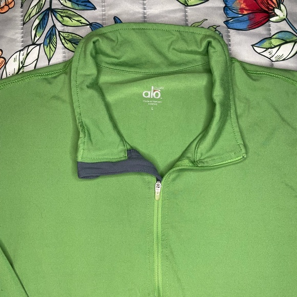 Women’s ALO Yoga Long Sleeve - Picture 2 of 9